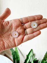 Load image into Gallery viewer, Daisy Dainty Necklace